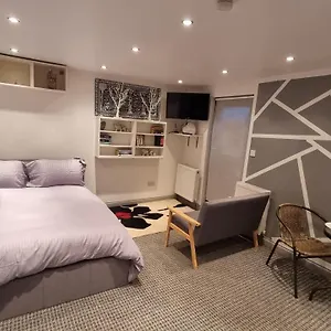 https://rear-of-levett-gardens.cambridgehotelsuk.com